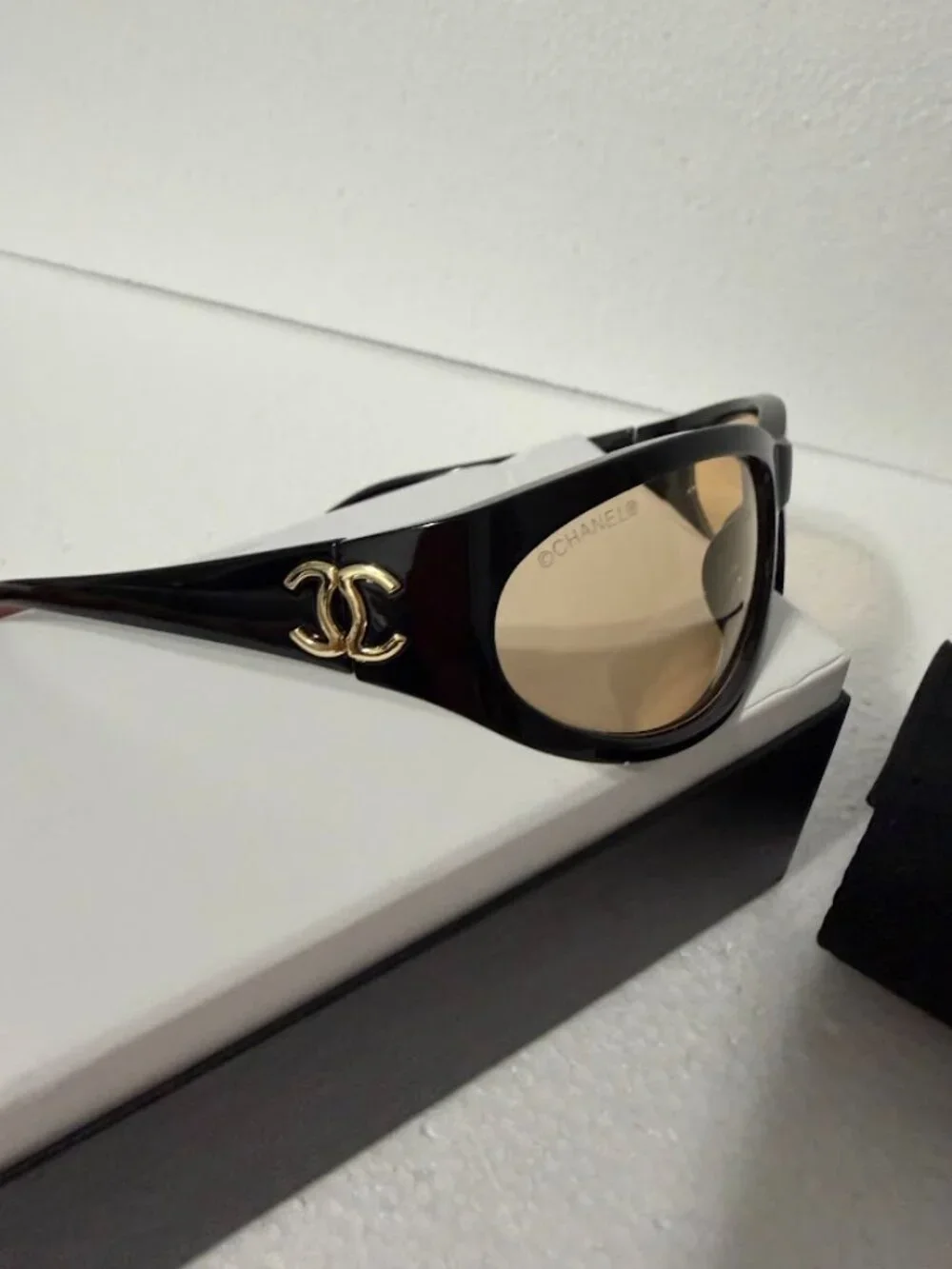 Black Oval Wrap Sunglasses Brown Lenses Gold Logo Detail 63-20-115